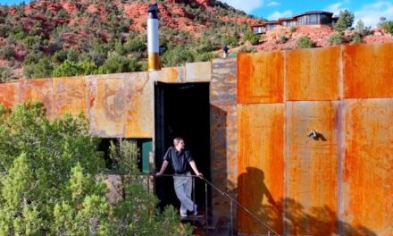 En Sedona, una casa cubierta de óxido queda disfrazada por el paisaje desértico