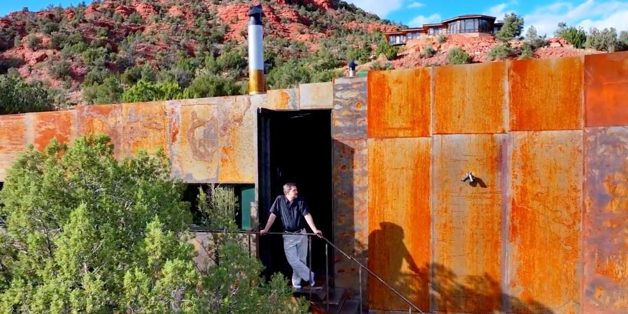 En Sedona, una casa cubierta de óxido queda disfrazada por el paisaje desértico