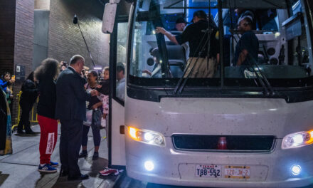 En un intento por frenar el aumento de inmigrantes, el alcalde Adams restringe las llegadas de autobuses a Nueva York
