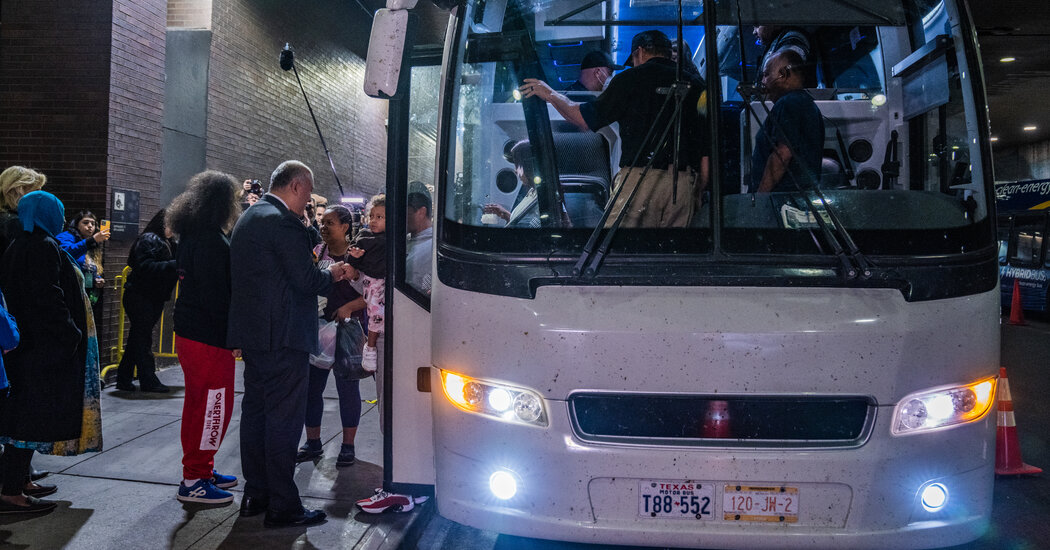 En un intento por frenar el aumento de inmigrantes, el alcalde Adams restringe las llegadas de autobuses a Nueva York