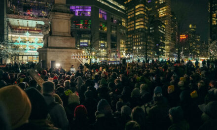 En un mitin de Hanukkah en Nueva York, oraciones, velas y llamados a un alto el fuego