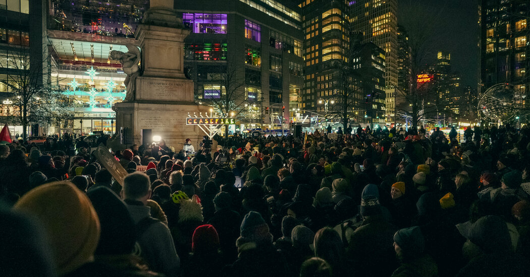 En un mitin de Hanukkah en Nueva York, oraciones, velas y llamados a un alto el fuego