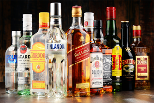 En una persecución al estilo cinematográfico, el equipo de Maha Excise arresta a un dúo por contrabando de alcohol desde Goa