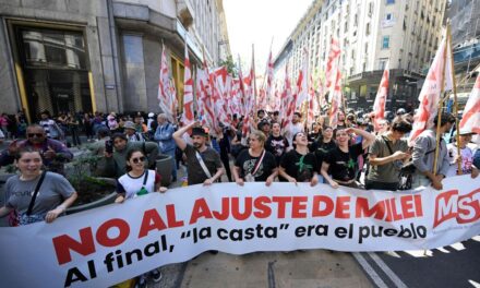 Enfrentamientos entre manifestantes y policía en Argentina en la primera protesta contra Milei |  internacional