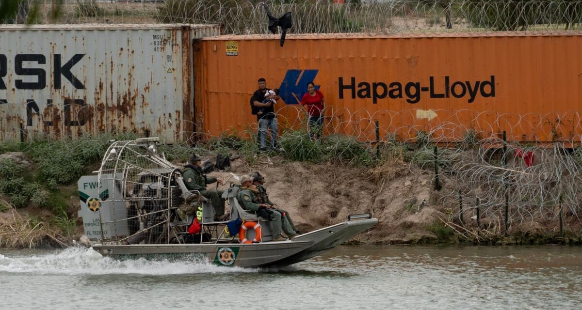 Estados Unidos y México acuerdan más control en la frontera para frenar la ola migratoria