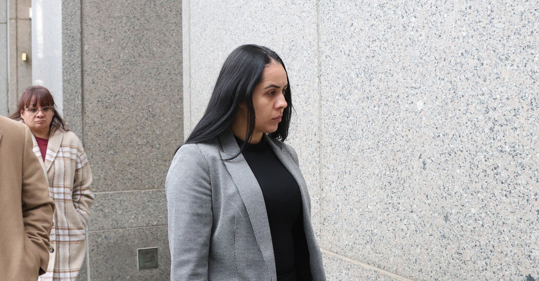 Ex oficial de policía admite haber ayudado a su amante, líder de una pandilla, a huir del país