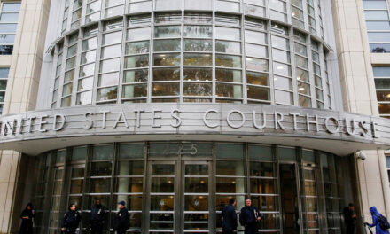 Ex oficial de policía de Nueva York es acusado de delitos sexuales contra menores