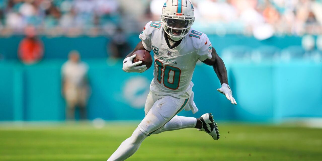 Fuente: El optimista Tyreek Hill (tobillo) de los Dolphins juega contra los Cowboys