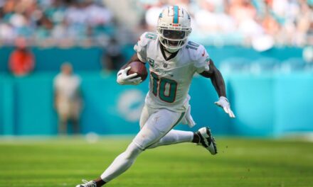 Fuente: El optimista Tyreek Hill (tobillo) de los Dolphins juega contra los Cowboys