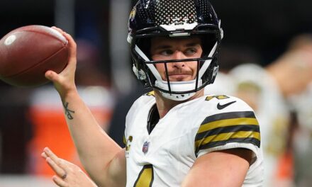 Fuente: Se espera que Derek Carr sea titular para los New Orleans Saints