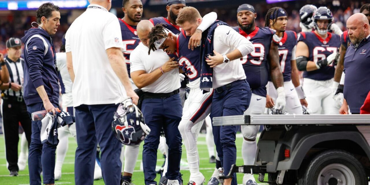 Fuentes: Texans WR Tank Dell (fractura de peroné) fuera para la temporada