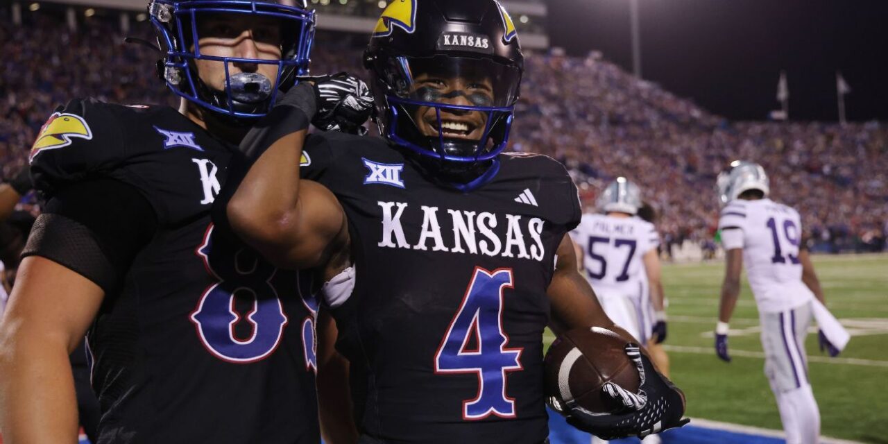 Fuentes: el corredor estrella de Kansas, Devin Neal, regresará para 2024