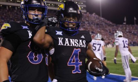 Fuentes: el corredor estrella de Kansas, Devin Neal, regresará para 2024