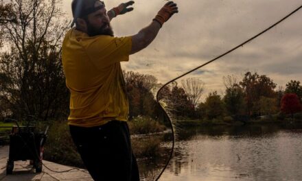 Granadas, bicicletas y armas: ¿puede un pescador magnético encontrar la fama?