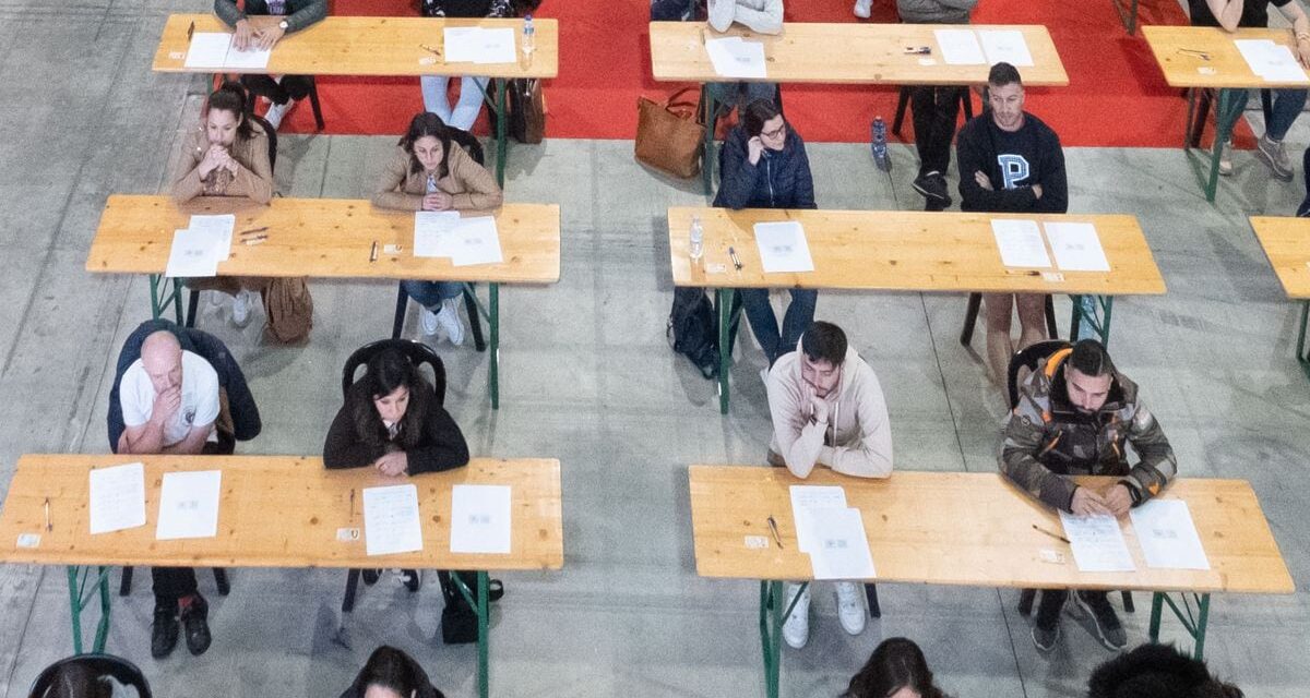 Hacienda concede las primeras cien becas de 7.000 euros para opositores a un empleo estatal |  Economía