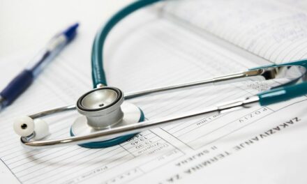 Hochul firma proyectos de ley sobre aumento de precios de medicamentos y deuda médica