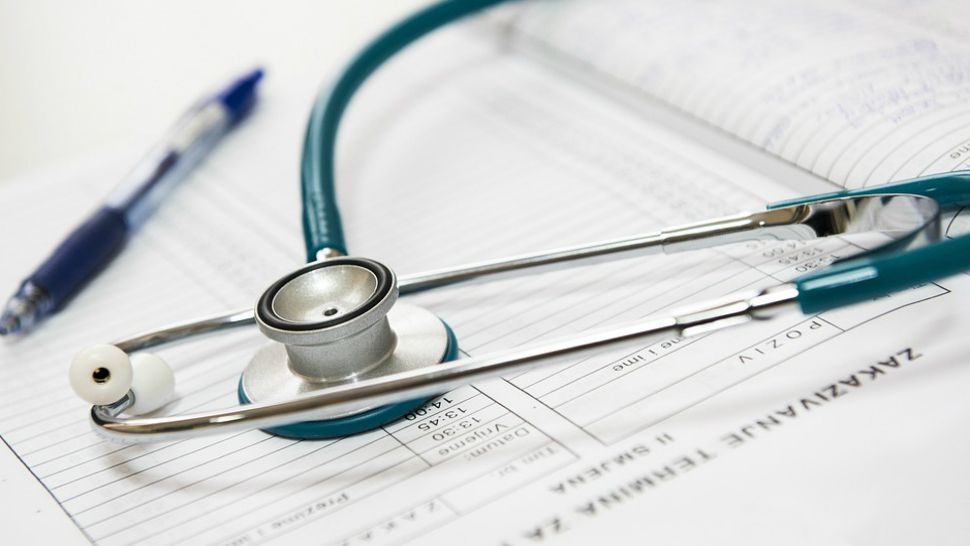 Hochul firma proyectos de ley sobre aumento de precios de medicamentos y deuda médica