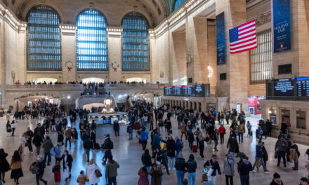 Hombre acusado de apuñalamientos en Grand Central cortó a un recluso, dicen las autoridades