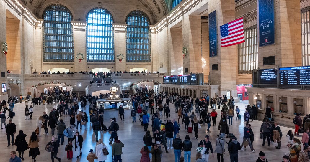 Hombre acusado de apuñalamientos en Grand Central cortó a un recluso, dicen las autoridades