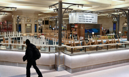 Hombre acusado de crímenes de odio por apuñalar a dos adolescentes en Grand Central