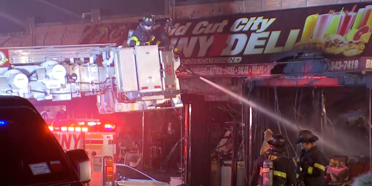 Incendio de 5 alarmas arrasa el distrito comercial del Bronx