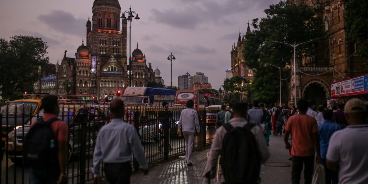 India supera a Hong Kong y se convierte en el séptimo mercado bursátil más grande del mundo