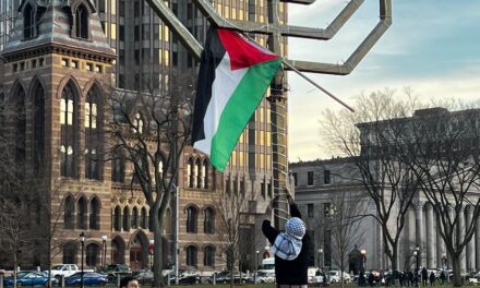 Indignación en Yale después de que un manifestante solitario colgara una bandera palestina en una menorá