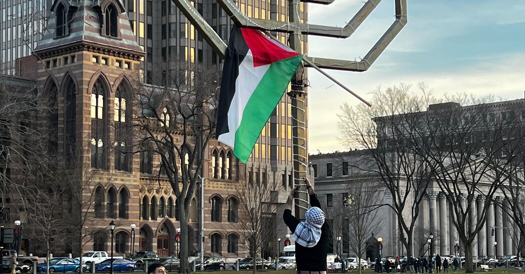 Indignación en Yale después de que un manifestante solitario colgara una bandera palestina en una menorá