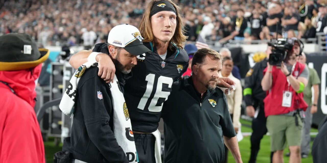 Jaguars dicen que QB Trevor Lawrence tiene esguince de tobillo