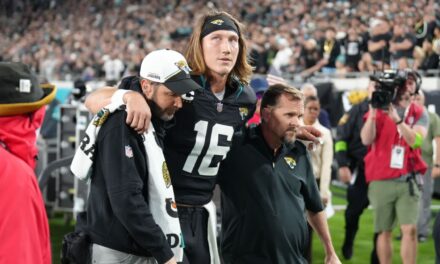 Jaguars dicen que QB Trevor Lawrence tiene esguince de tobillo