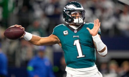 Jalen Hurts de los Eagles fue degradado después de que su enfermedad empeorara