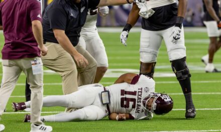 Jaylen Henderson de Texas A&M se lastimó en la primera jugada de la derrota del Texas Bowl