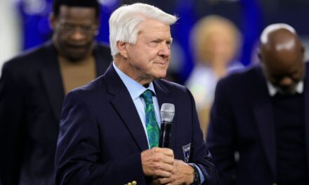 Jimmy Johnson 'orgulloso' de ocupar su lugar en el Anillo de Honor de los Cowboys