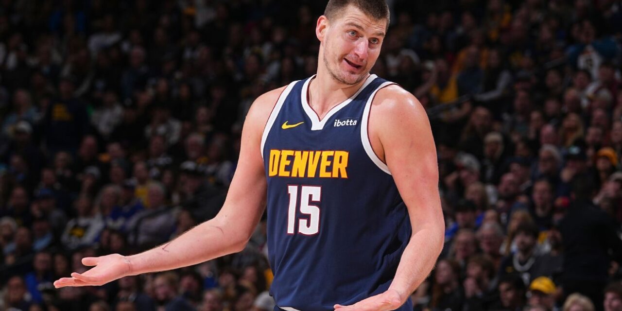 Jokic iguala a Wilt con un tercer triple-doble récord en tiros de campo perfectos