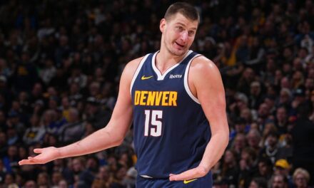 Jokic iguala a Wilt con un tercer triple-doble récord en tiros de campo perfectos