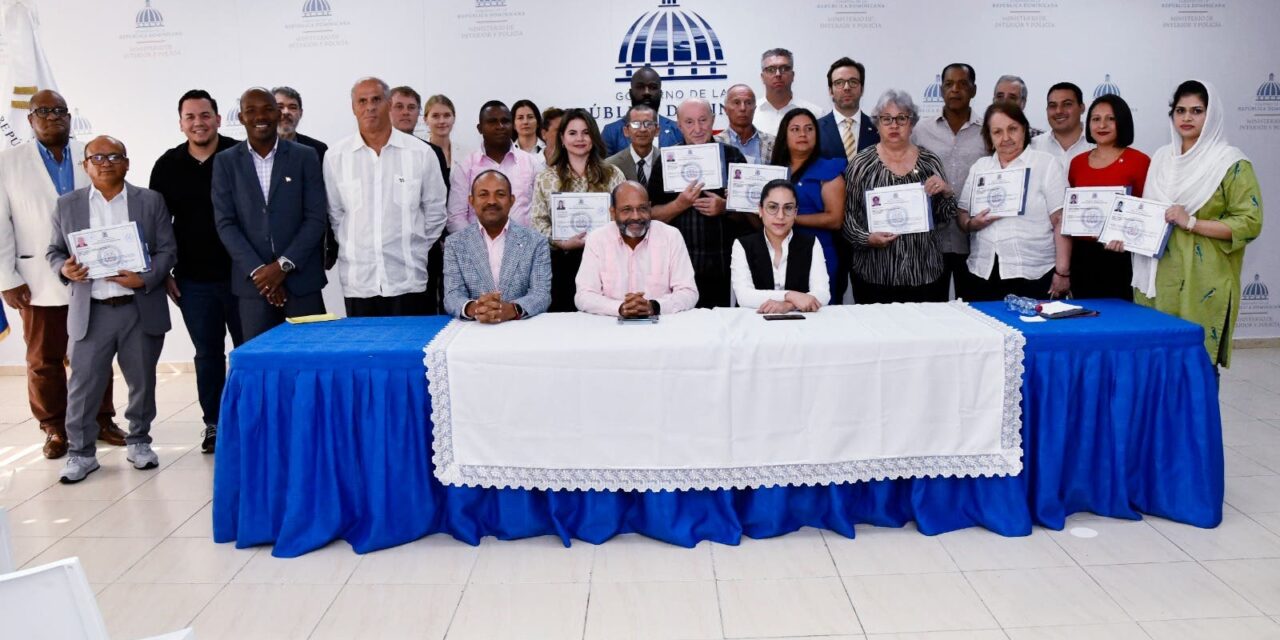 Juramentan 27 extranjeros como dominicanos