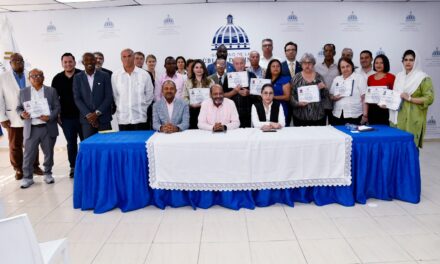 Juramentan 27 extranjeros como dominicanos