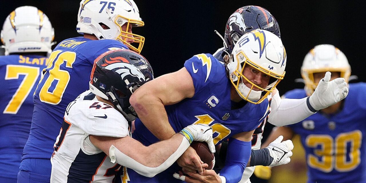 Justin Herbert de los Chargers se fractura un dedo al lanzar la mano