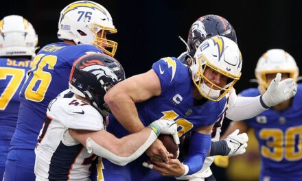 Justin Herbert de los Chargers se fractura un dedo al lanzar la mano