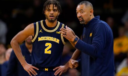 Juwan Howard de Michigan autorizado para ser entrenador después de la cirugía, revisión