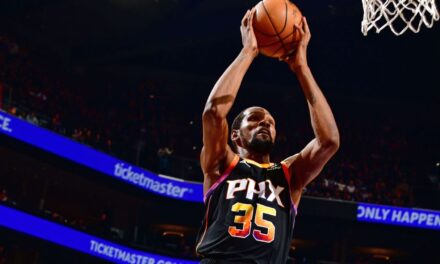 Kevin Durant de los Suns supera a Moses Malone, ahora décimo anotador de todos los tiempos