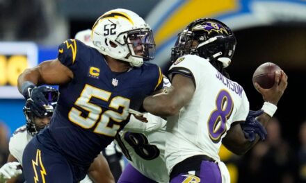 Khalil Mack de Los Angeles Chargers sigue buscando el éxito del equipo