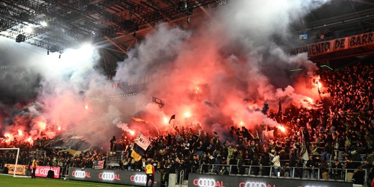 LAFC multado con 100.000 dólares y grupo de aficionados suspendido por bengalas ilegales
