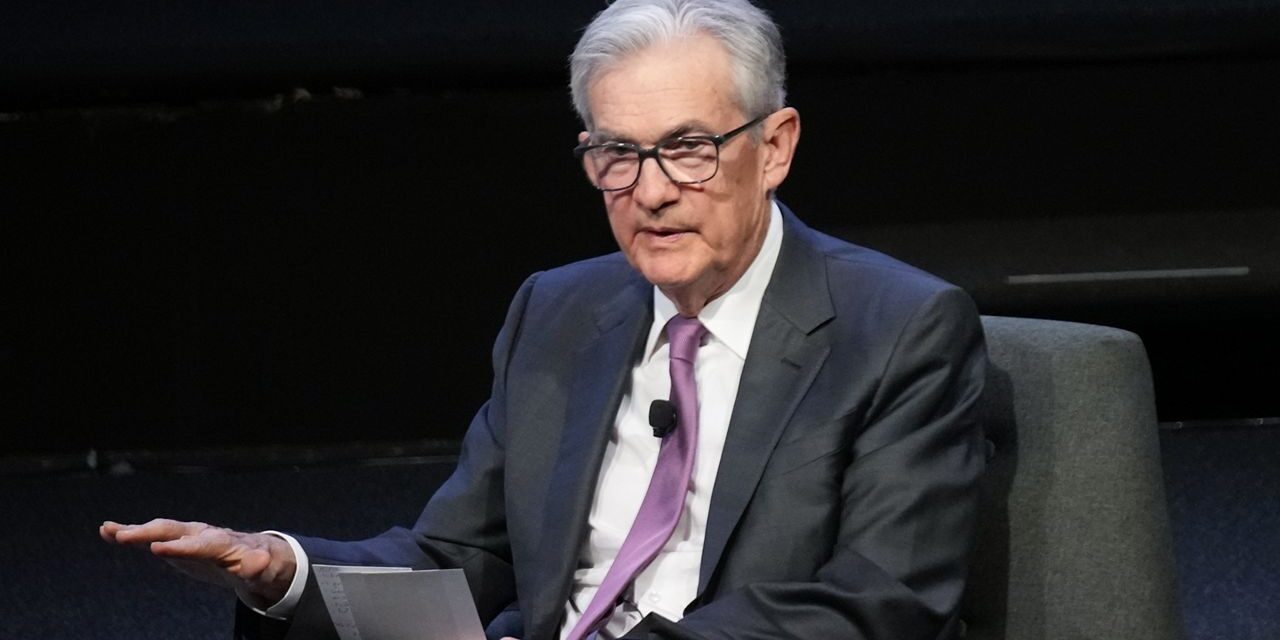 La Fed mantiene estables las tasas de interés y señala recortes en 2024