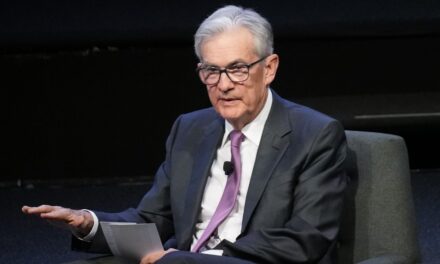 La Fed mantiene estables las tasas de interés y señala recortes en 2024