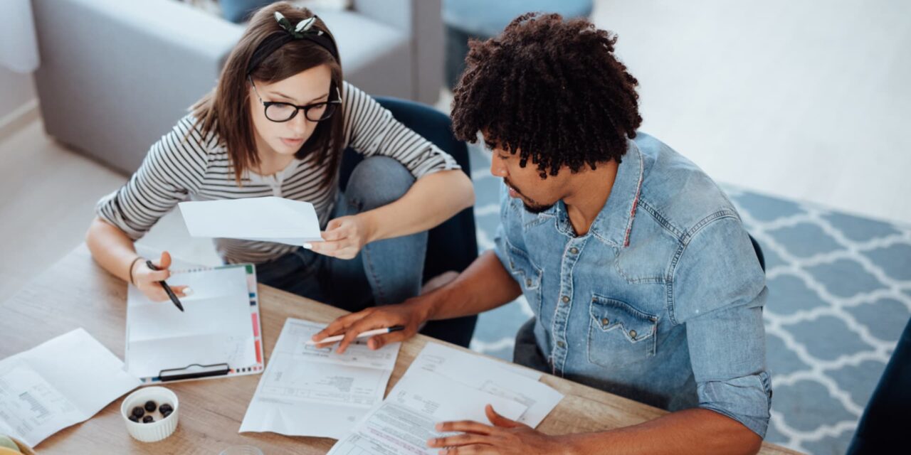 La Generación Z y los millennials dicen que las conversaciones sobre dinero deberían ocurrir temprano