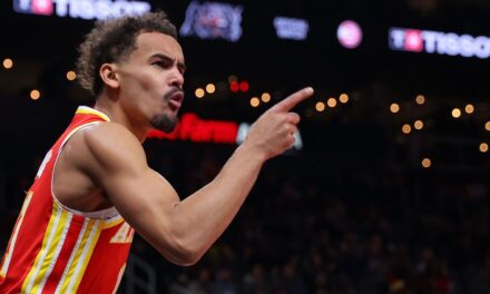 La NBA multa a Trae Young con 25.000 dólares por confrontar al árbitro