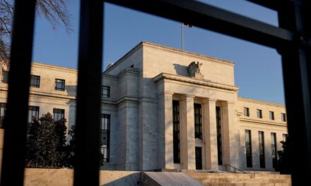 La Reserva Federal mantiene las tasas estables y prevé recortes el próximo año