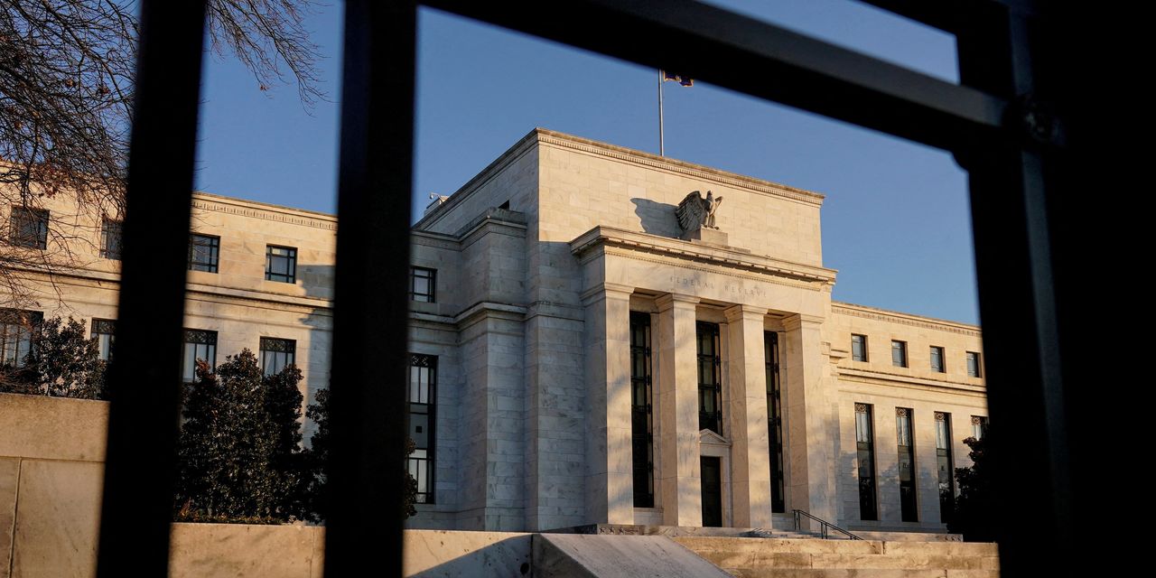 La Reserva Federal mantiene las tasas estables y prevé recortes el próximo año