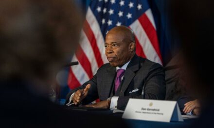La aprobación de Eric Adams cae al nivel más bajo para cualquier alcalde de Nueva York en 27 años